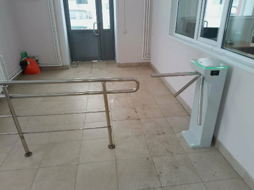 Установка турникета. Завод по производству пластика Установка турникета. Завод по производству пластика